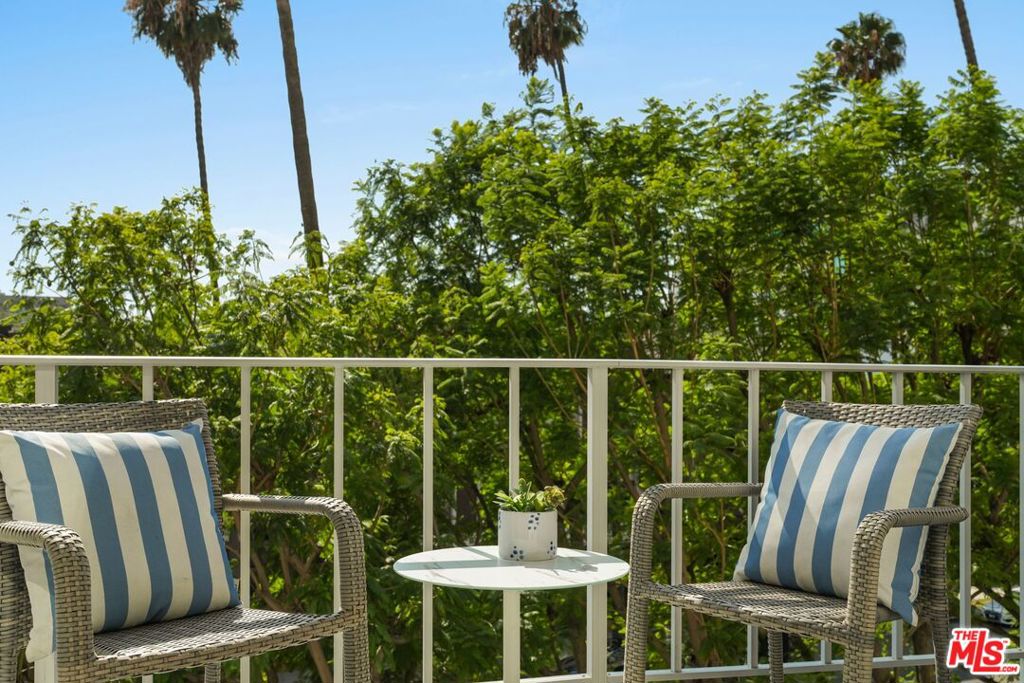 100 S Doheny Drive 402