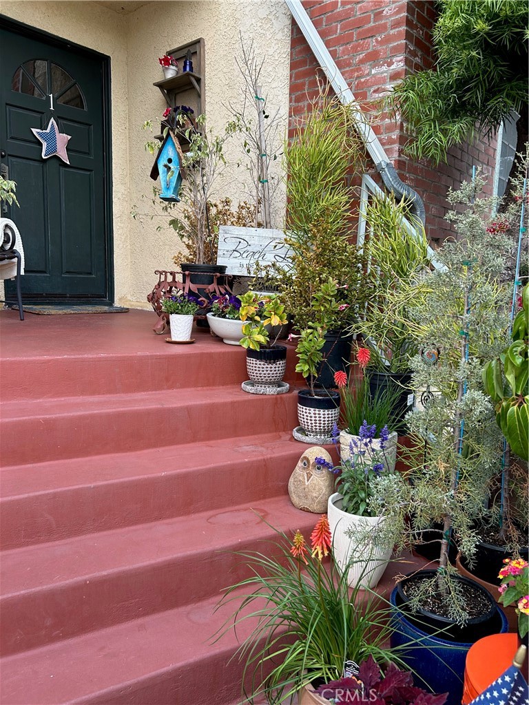 Live where historic charm meets coastal luxury on iconic El Redondo Avenue. This turnkey, fully furnished townhouse blends timeless character with modern updates, just a 10-minute stroll to the sand.
Enjoy walkable access to Whole Foods, Boy & The Bear coffee, Redondo Beach Pier, and Riviera Village’s boutique shops and dining. Outdoor adventures await with The Strand bike path, paddleboarding, and whale watching nearby.
Top-rated schools, easy freeway access, and proximity to LAX make this home perfect for both relaxed beach living and a convenient commute.