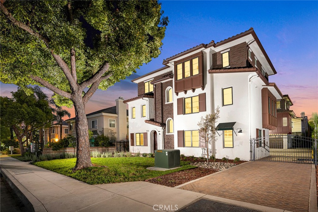 Brand New 2025 Townhome Community – 4 Luxurious Units with Arcadia School District! Discover a beautifully crafted collection of four brand-new townhomes, completed in 2025 and located within the prestigious Arcadia School District. Each unit showcases modern design, superior craftsmanship, and spacious open concept living.
903A – 3 bedrooms · 3 bathrooms . / 903B – 4 bedrooms · 3 bathrooms . / 905A – 3 bedrooms · 3 bathrooms / 905B – 4 bedrooms · 3 bathrooms.
Every unit features high-end finishes, gourmet kitchens, private outdoor space, and attached garages. Whether you’re looking for a multi-generational living setup or a smart investment opportunity, this prime location offers both comfort and long-term value.