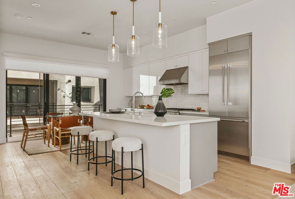 Photo of 3218 S Barrington Avenue, Los Angeles, CA 90066 (MLS # 26639905)