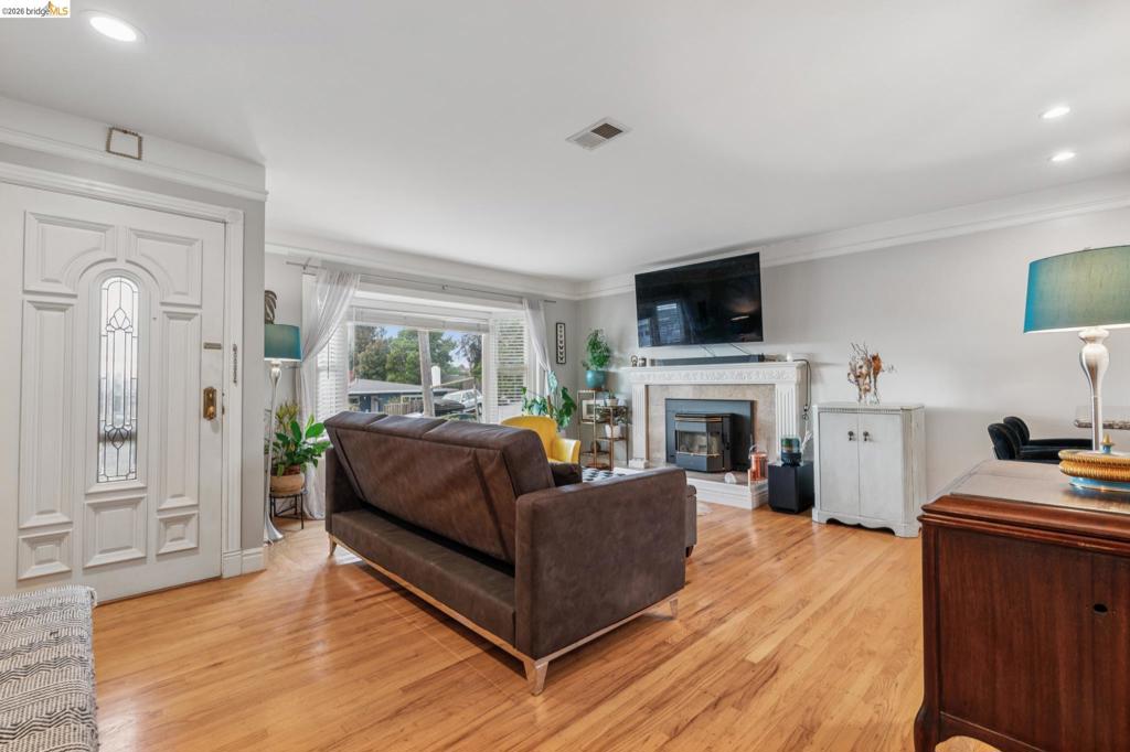 6201 6201 Ralston Ave