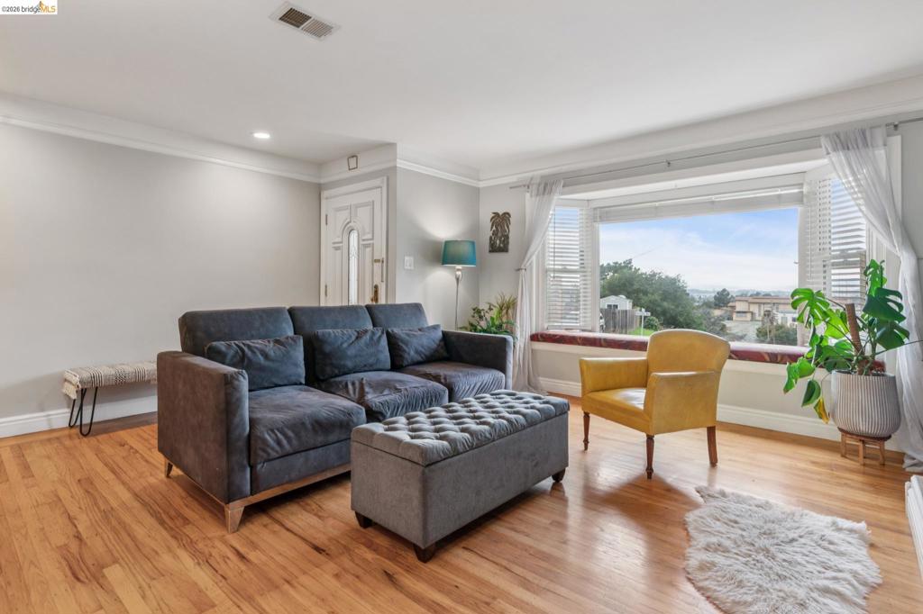 6201 6201 Ralston Ave