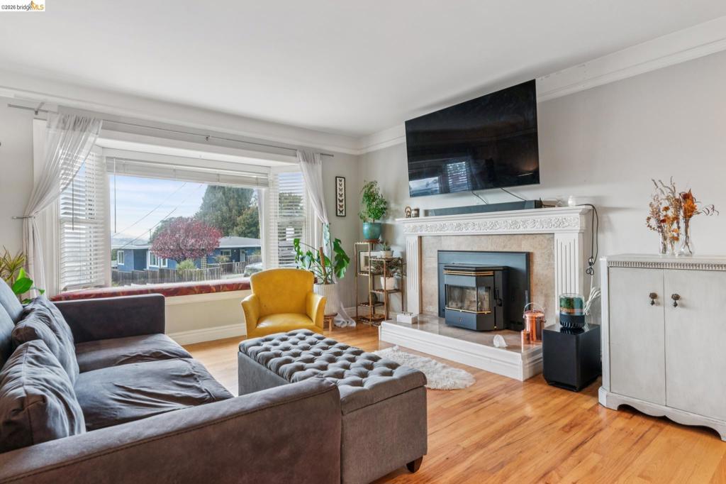 6201 6201 Ralston Ave