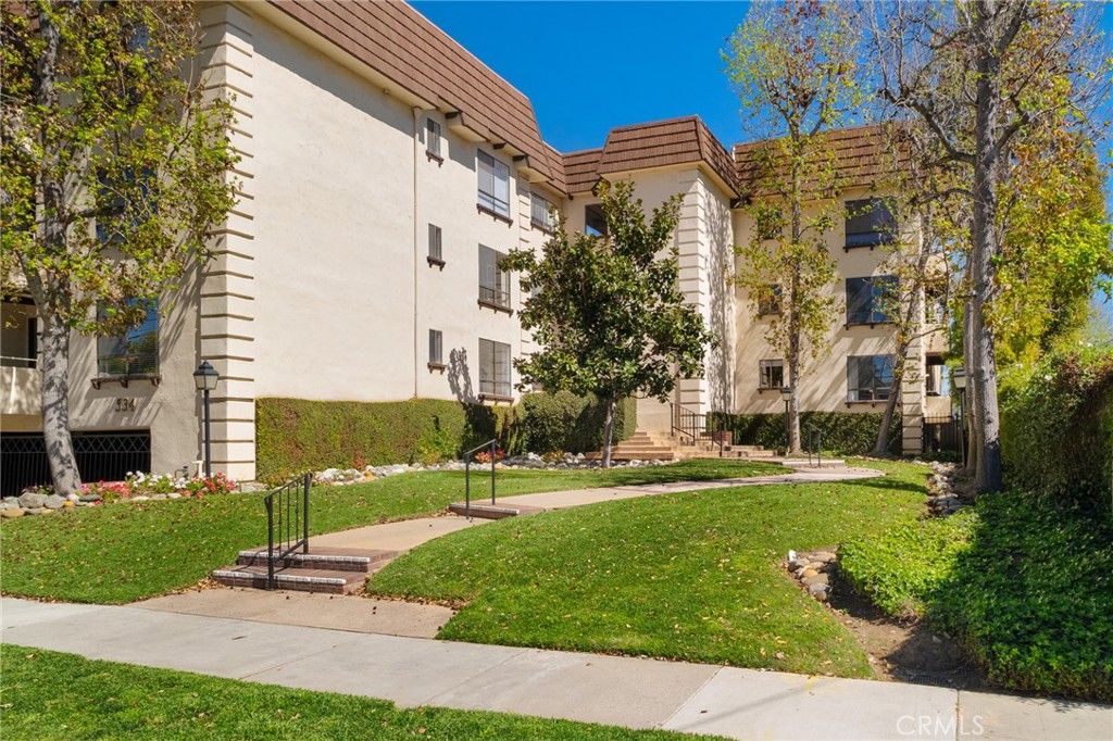 Photo of 534 S Oak Knoll Ave Ave #103, Pasadena, CA 91101 (MLS # PF26053851)