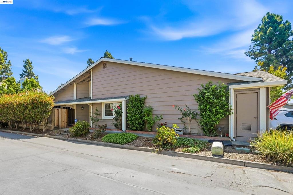2402 Heathrow Ln Ln, San Leandro CA 94577