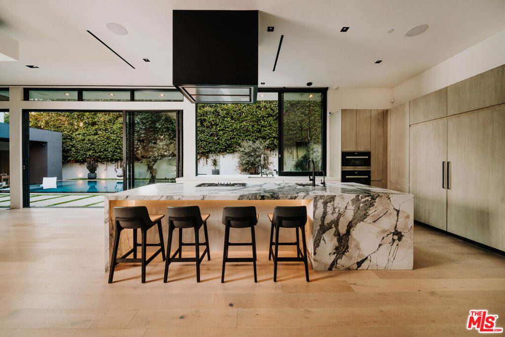 1172 N Doheny Drive