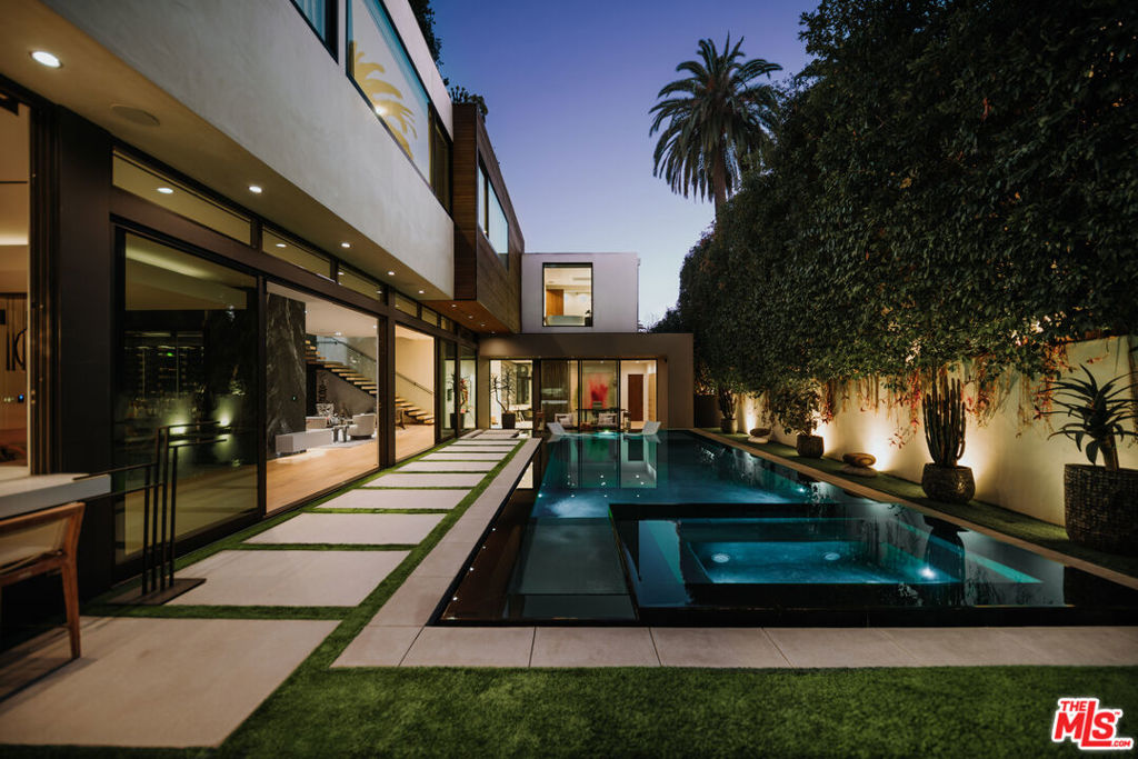 1172 N Doheny Drive