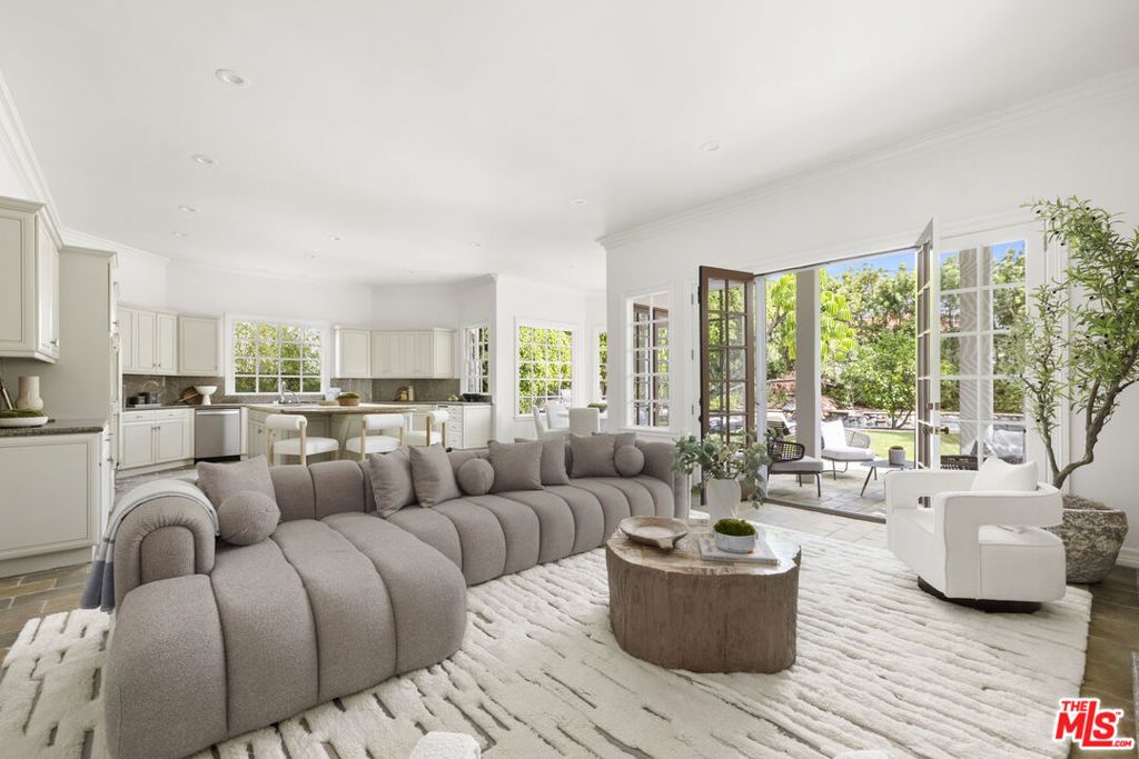 Photo of 154 N Carmelina Avenue, Los Angeles, CA 90049 (MLS # 25583969)