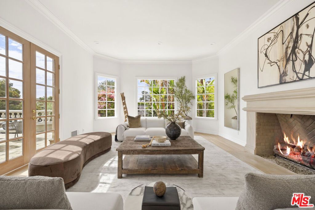 Photo of 154 N Carmelina Avenue, Los Angeles, CA 90049 (MLS # 25583969)