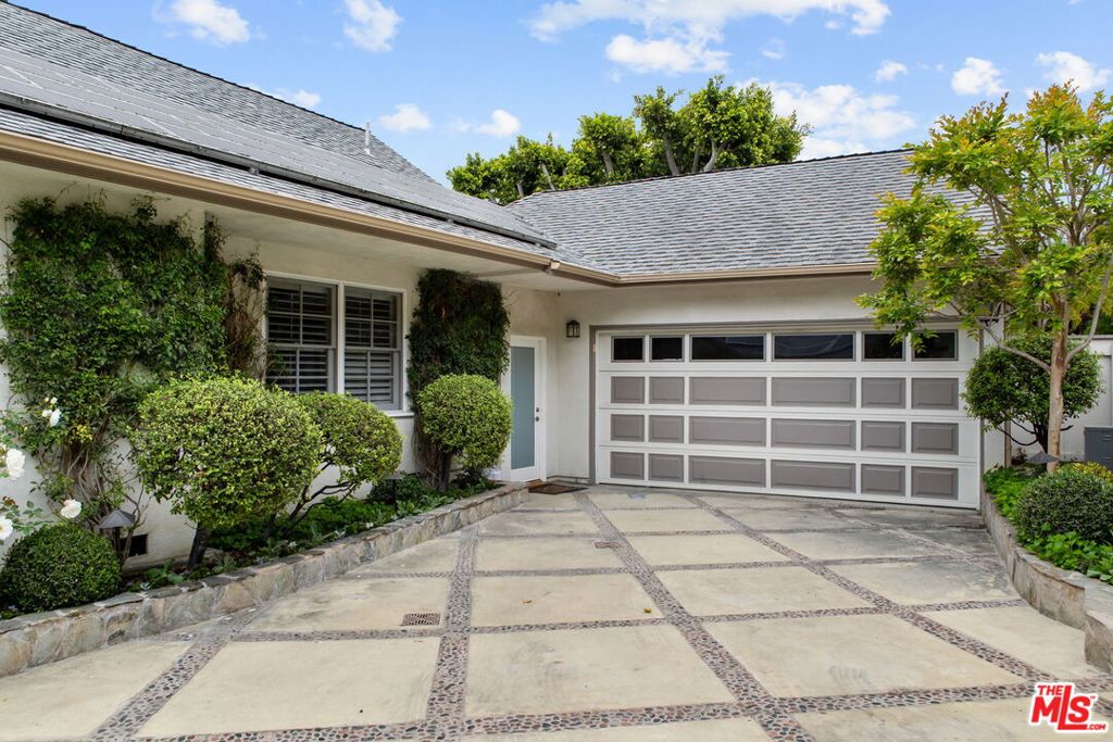 2660 Carman Crest Drive