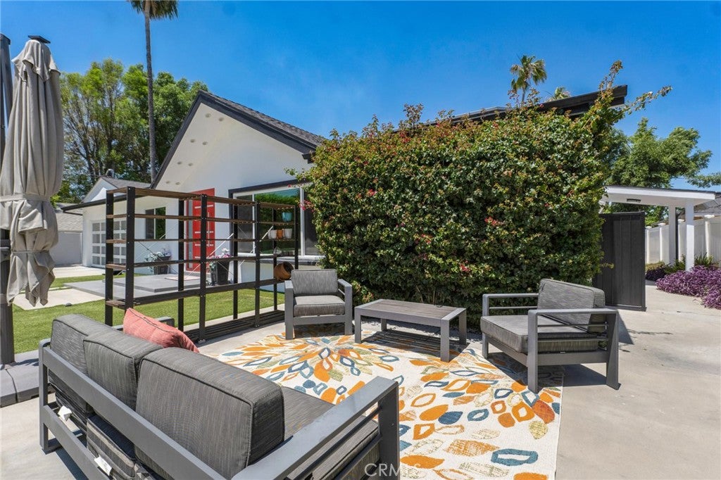 23051 Burbank Boulevard, Woodland Hills CA 91367