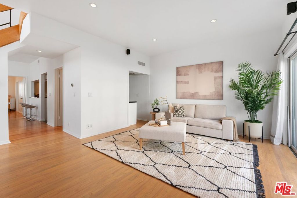 Photo of 1103 S Westgate Avenue #1, Los Angeles, CA 90049 (MLS # 25594289)