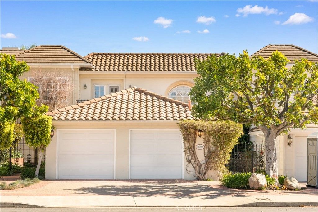 Photo of 2282 Canyonback Rd, Los Angeles, CA 90049 (MLS # AR26111596)