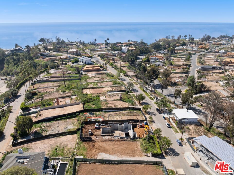 566 N Las Casas Avenue