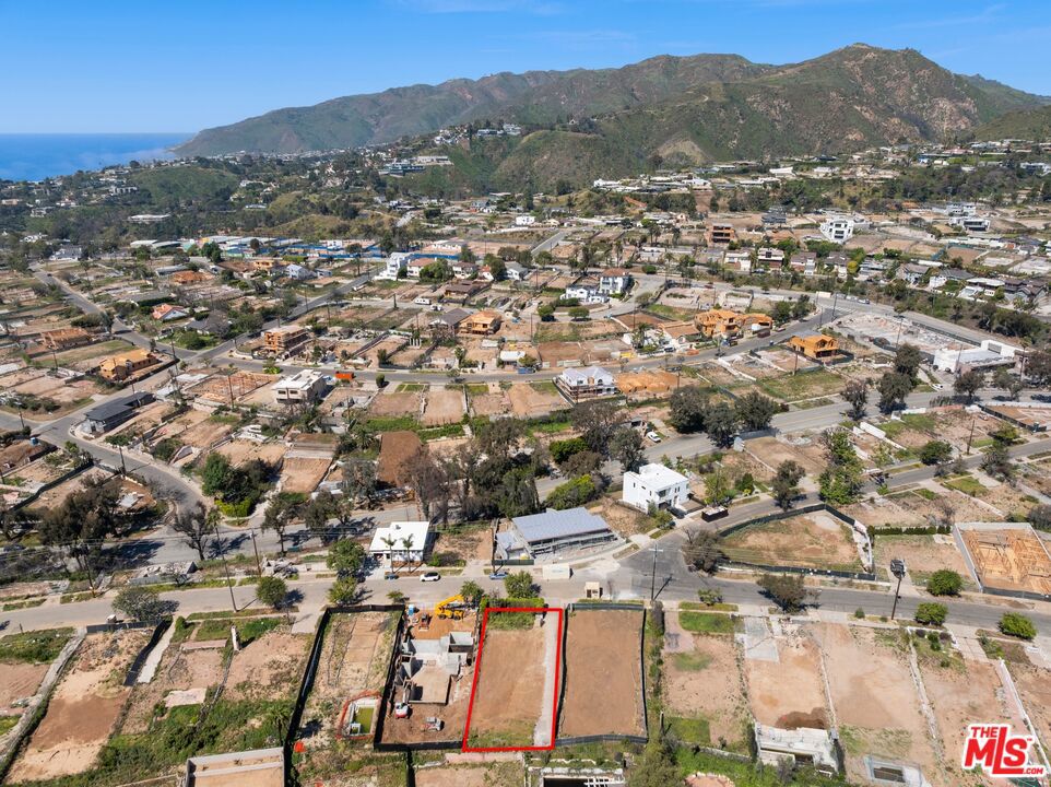566 N Las Casas Avenue