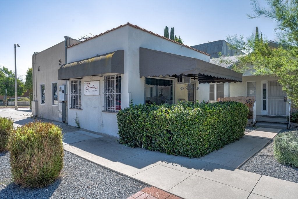2056 E Villa