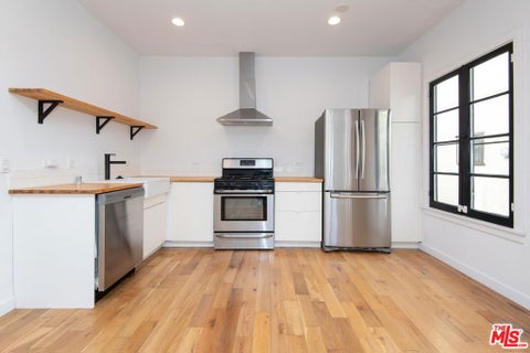 Photo of 409 N Genesee Avenue, Los Angeles, CA 90036 (MLS # 26104934)