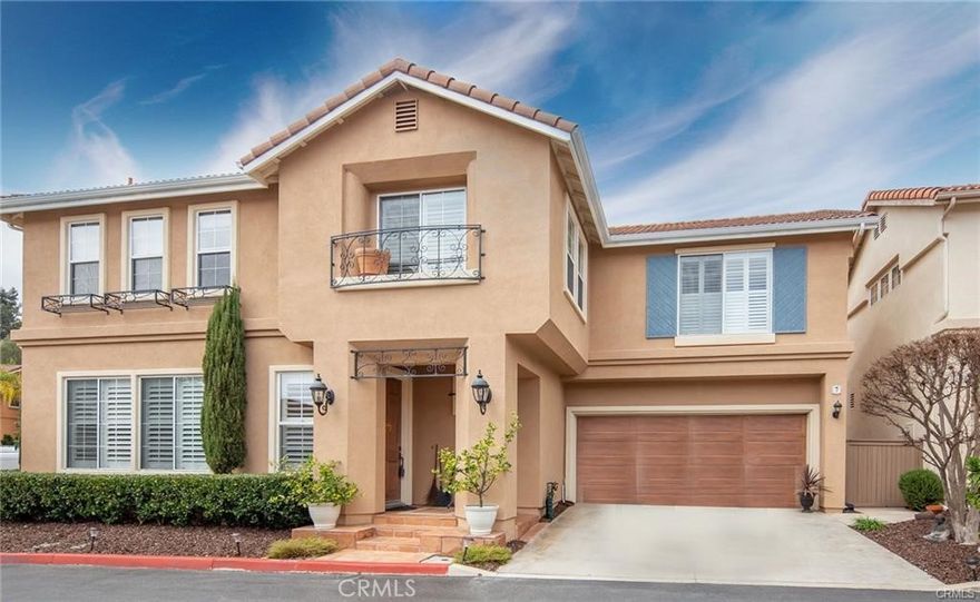 Charming 3 bedroom detached condo, and 2 car attached garage.  Spacious and high ceiling living room overlooks the private patio.  Gourmet kitchen with stainless steel appliances.  NO CARPET!! Hardwood and laminate flooring throughout.  NEW paint!  Plantation Shutter and Recessed lightings.  Easy access to shopping, dining, entertainment, parks, trails, schools and freeways.  Don't miss the opportunity to make this your SWEET HOME!!!