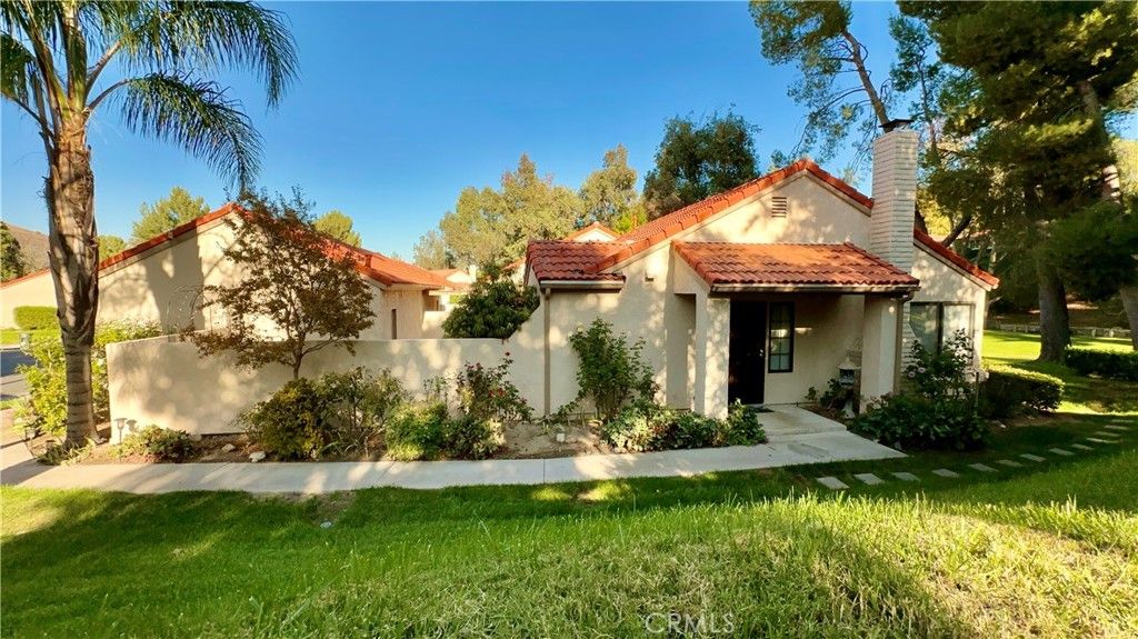 Photo of 19962 Avenue Of The Oaks, Newhall, CA 91321 (MLS # SR25243332)