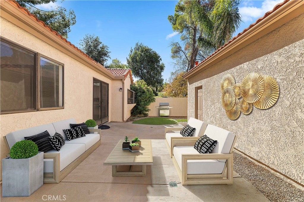 Photo of 19962 Avenue Of The Oaks, Newhall, CA 91321 (MLS # SR25243332)