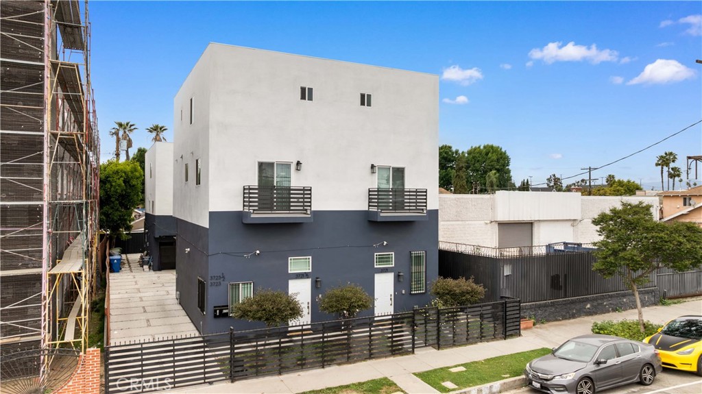 3721 S San Pedro Street