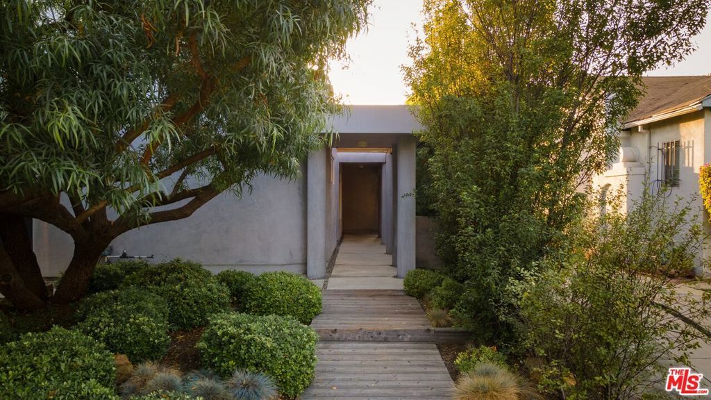 Photo of 507 N Lucerne Boulevard, Los Angeles, CA 90004 (MLS # 24448821)