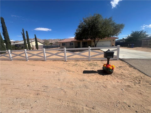 Photo of 16581 Neenach Road, Apple Valley, CA 92307 (MLS # HD26228886)