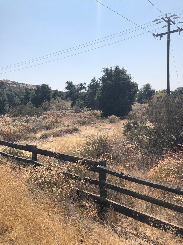 Gentle rolling 31.77 acre loaded with oaks, big views, fronting paved Red Mountain Road (starts at corner of Ballinger Road & runs along Red Mountain Road all the way to Kaftan Road), great site for estate home or investment. Parcel is near Temecula Valley Wine Country, and close to Hemet.