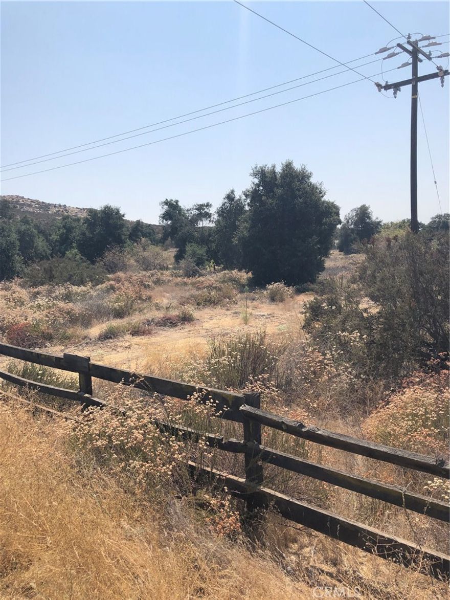 Gentle rolling 31.77 acre loaded with oaks, big views, fronting paved Red Mountain Road (starts at corner of Ballinger Road & runs along Red Mountain Road all the way to Kaftan Road), great site for estate home or investment. Parcel is near Temecula Valley Wine Country, and close to Hemet.
