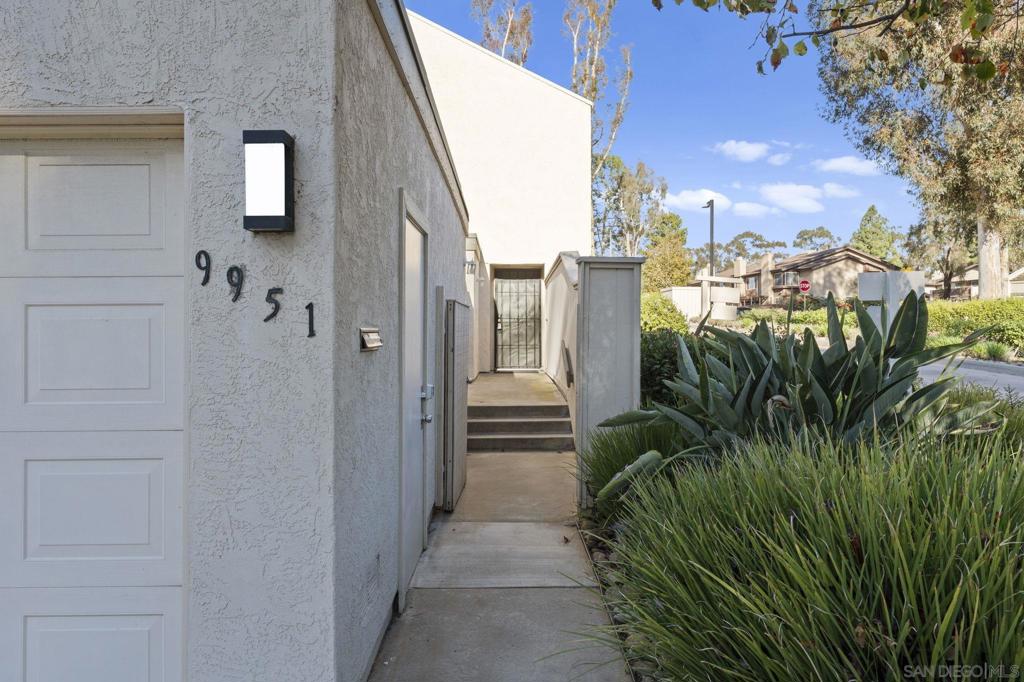 9951 Caminito Chirmolla