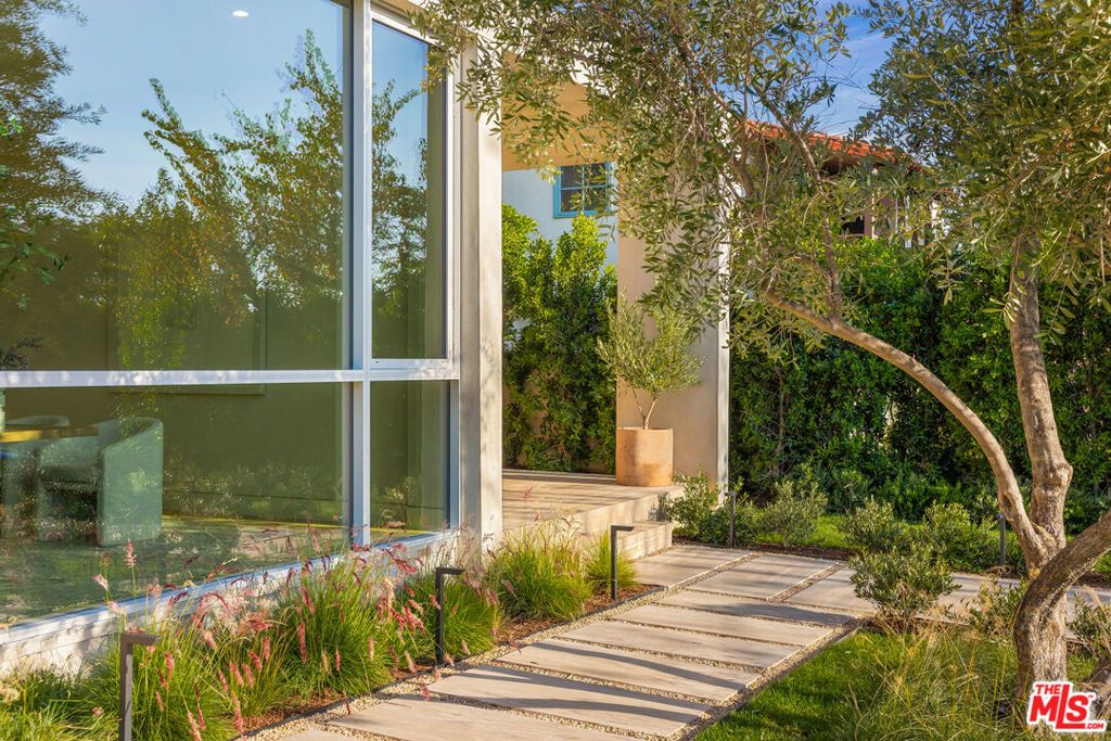 Photo of 634 Moreno Avenue, Los Angeles, CA 90049 (MLS # 25624219)