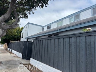 TOWNHOME STYLE – MOVE-IN READY!
Bright and spacious 2-bedroom, 2.5-bath townhome-style apartment with direct-access 2-car garage with openers. Located near the ocean in a highly convenient location.
Features include:
Kitchen equipped with refrigerator, gas stove, and dishwasher
Spacious living, family, and dining areas
Side-by-side laundry machines in garage
Brand-new double-pane Low-E windows
Private fenced front yard
Interior freshly painted
Dining area with ceiling fan/light fixture
Don’t miss this move-in ready home with everything you need!