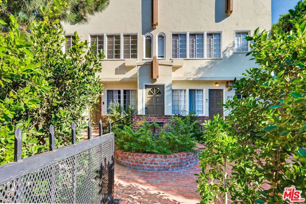 822 N Hayworth Avenue