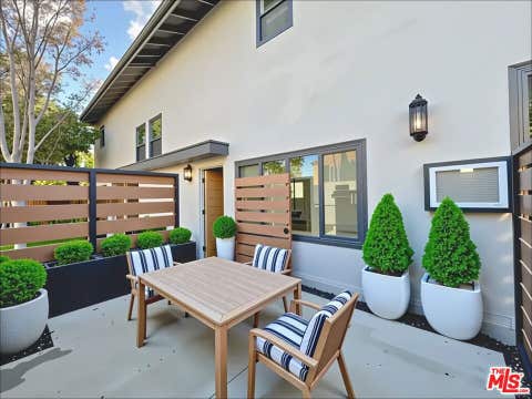 Photo of 901 S Barrington Avenue, Los Angeles, CA 90049 (MLS # 26874327)