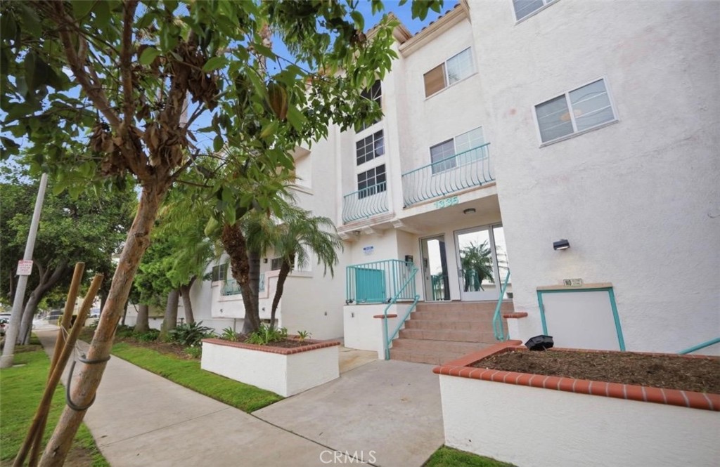 1335 Newport Avenue 202