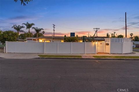 Photo of 7959 Bothwell RD, Reseda, CA 91335 (MLS # SR26101757)