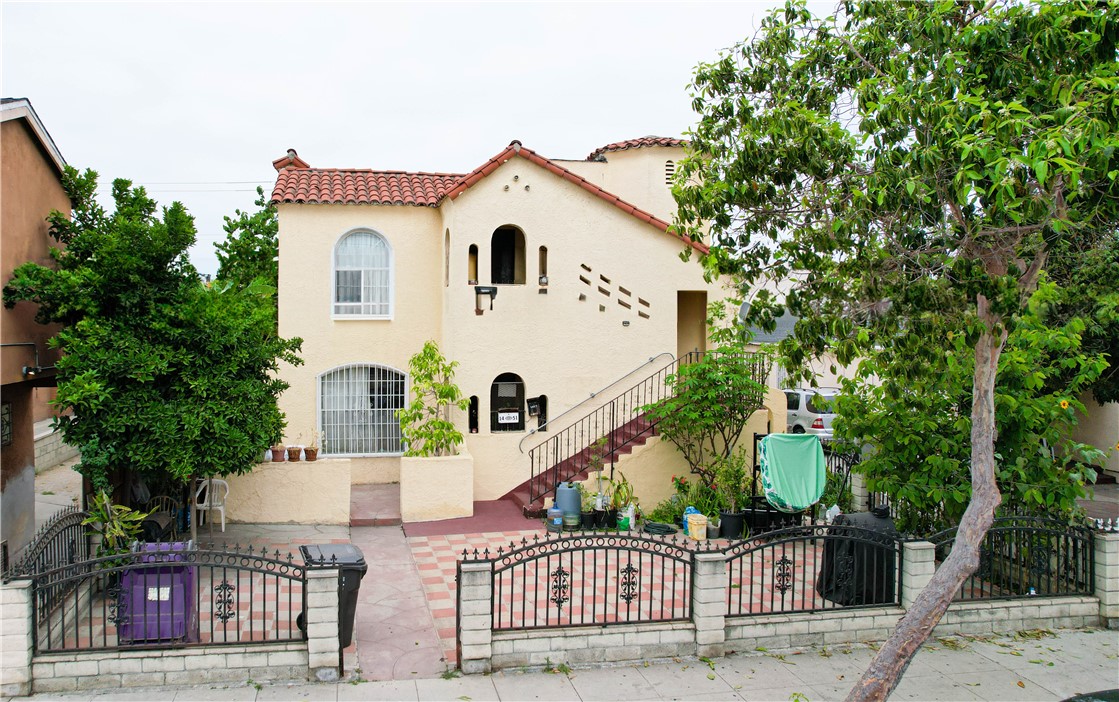 Welcome to this charming and recently updated two-story duplex located in the heart of vibrant Long Beach! The exterior has been freshly painted, giving the property a clean, modern look. Enjoy plenty of off-street parking with convenient access through the alley — a rare find in this area!
Each unit is spacious, well maintained, and occupied by reliable long-term tenants, making this an excellent investment opportunity with immediate rental income. Whether you're a savvy investor or a homeowner looking to live in one unit and rent out the other, this property offers flexibility and strong rental potential.
The location is unbeatable — just minutes from downtown Long Beach, the waterfront, and popular attractions like The Pike, Aquarium of the Pacific, and Shoreline Village. You'll also have quick access to major freeways including the 405 and 710, making commuting a breeze.
Don’t miss out on this prime opportunity in one of Southern California’s most dynamic coastal cities!
Location, value, and potential — this property has it all.