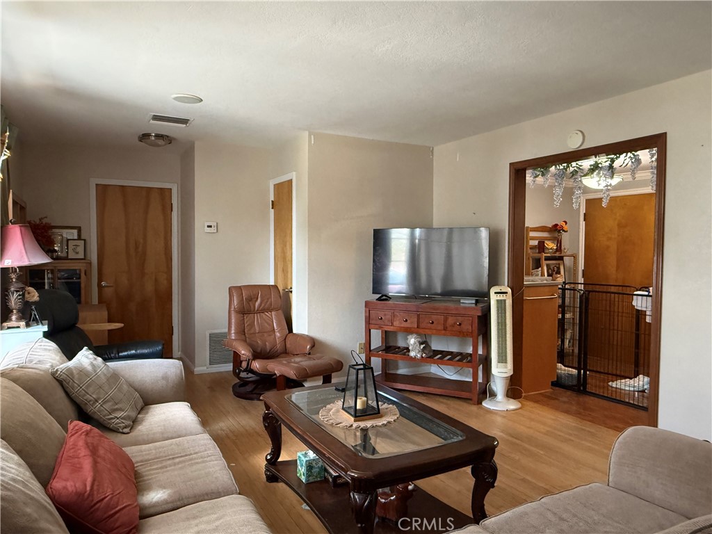 325 W Ave L