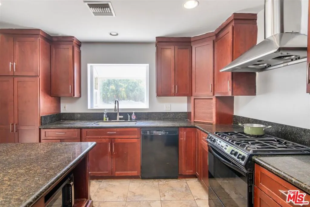 Reseda, California 91335, United States, 3 Bedrooms Bedrooms, ,2 BathroomsBathrooms,Residential,Pending,197075