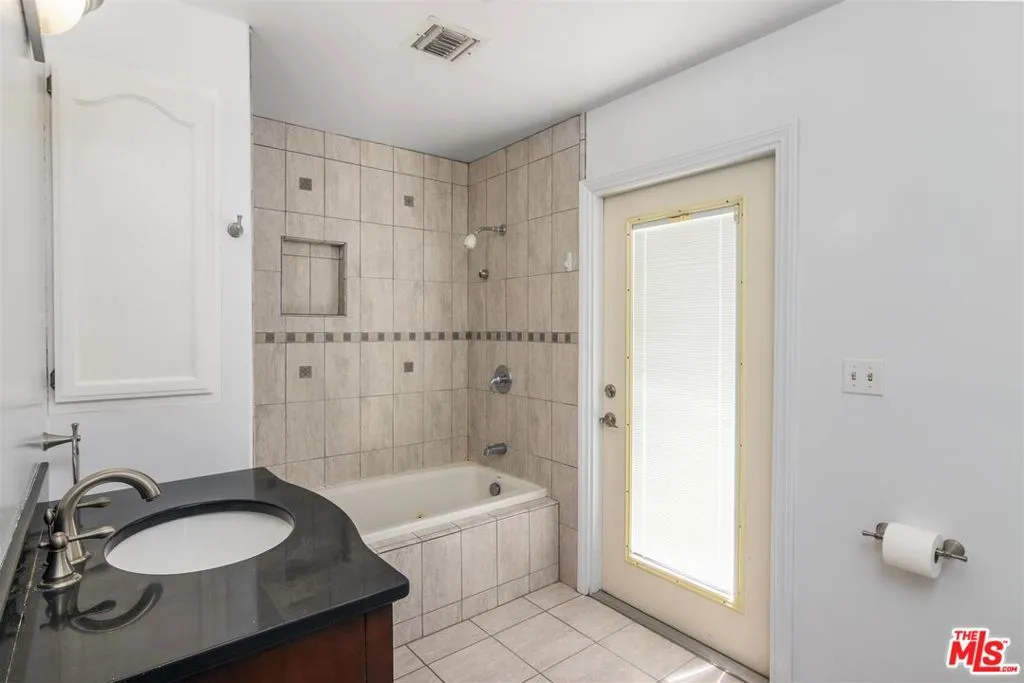 Reseda, California 91335, United States, 3 Bedrooms Bedrooms, ,2 BathroomsBathrooms,Residential,Pending,197075