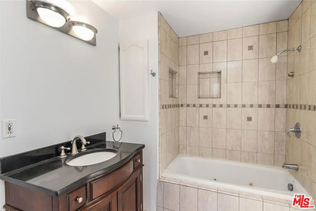 Reseda, California 91335, United States, 3 Bedrooms Bedrooms, ,2 BathroomsBathrooms,Residential,Pending,197075