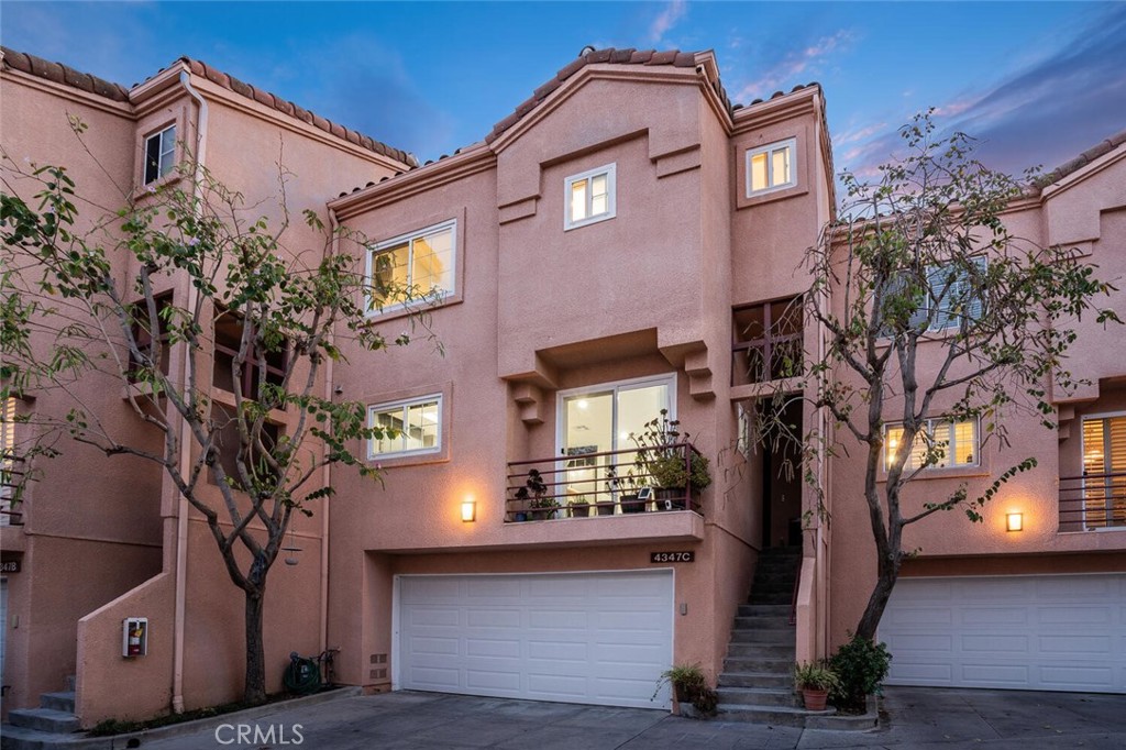 Tucked away on a quiet cul-de-sac in the heart of Calabasas, this beautifully upgraded townhome in the desirable Serenata community offers an exceptional blend of privacy, tranquility, and modern design. Thoughtfully renovated and move-in ready, this residence delivers both comfort and style in one of the area's most sought-after neighborhoods.
Step inside to soaring two-story ceilings and an abundance of natural light pouring in from expansive windows. The open-concept floor plan seamlessly connects the entry, dining area, chef’s kitchen, and living room, creating a perfect environment for both entertaining and everyday living. Sliding glass doors lead to a private, lushly landscaped patio—an ideal retreat for morning coffee or evening relaxation.
Upstairs, The bedrooms are a split level design offering additional privacy. The spacious primary suite features dramatic vaulted ceilings, a wall of windows, and sophisticated architectural details throughout. The spa-like ensuite bath boasts a double-sink vanity, soaking tub, separate walk-in shower, and a large walk-in closet. The generously sized secondary ensuite bedroom also features vaulted ceilings and is bathed in natural light.
Downstairs, a versatile bonus room offers flexibility as a home office, gym, media space, or guest room, and direct access to the attached private two-car garage.
Recent updates include a new roof, upgraded HVAC system, stylish hard surface flooring, modern bathroom vanities, and fresh interior paint throughout. A powder room on the main level adds convenience, and ample guest parking is available both in the community and along the street.
Ideally located within walking distance of Gelson’s Village, top-rated LVUSD schools (elementary, middle, and high), and with easy access to Topanga Canyon, the 101 freeway, and premier Calabasas shopping and dining destinations, this Townhome offers the very best of Southern California living.