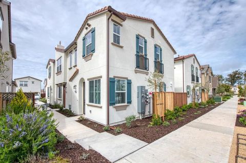 Photo of 603 Santa Ynez Way #B, Marina, CA 93933 (MLS # ML82045929)