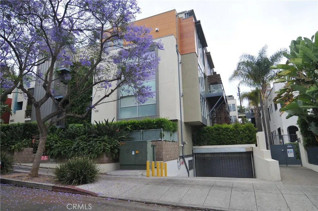 West Hollywood, California 90046, United States, 2 Bedrooms Bedrooms, ,2 BathroomsBathrooms,Residential,Active,153459