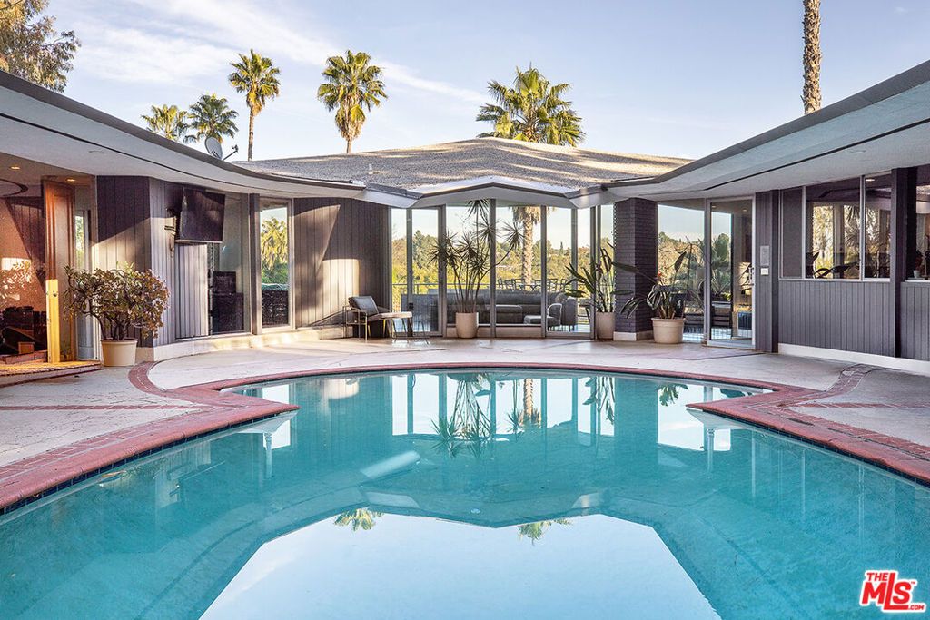 Photo of 4435 Petit Avenue, Encino, CA 91436 (MLS # 26653227)