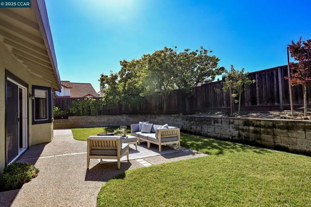 Castro Valley, California 94552, United States, 3 Bedrooms Bedrooms, ,2 BathroomsBathrooms,Residential,Active,186012