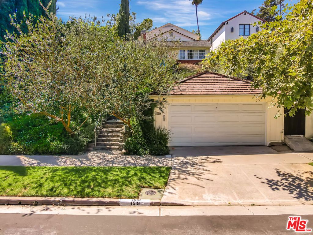 Photo of 1519 Comstock Avenue, Los Angeles, CA 90024 (MLS # 25585607)