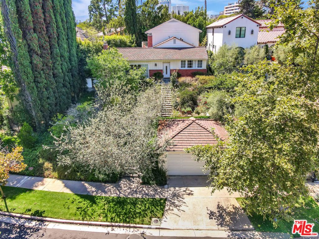 Photo of 1519 Comstock Avenue, Los Angeles, CA 90024 (MLS # 25585607)