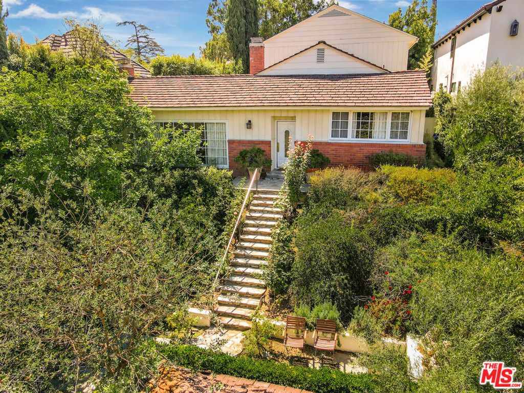 Photo of 1519 Comstock Avenue, Los Angeles, CA 90024 (MLS # 25585607)