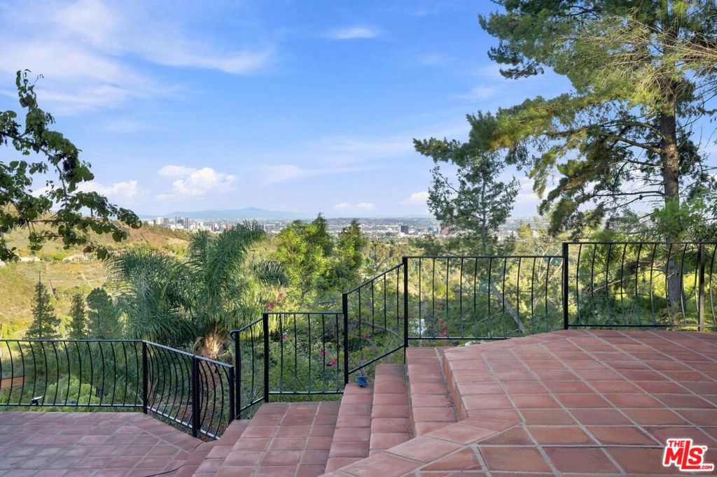2527 Banyan Drive